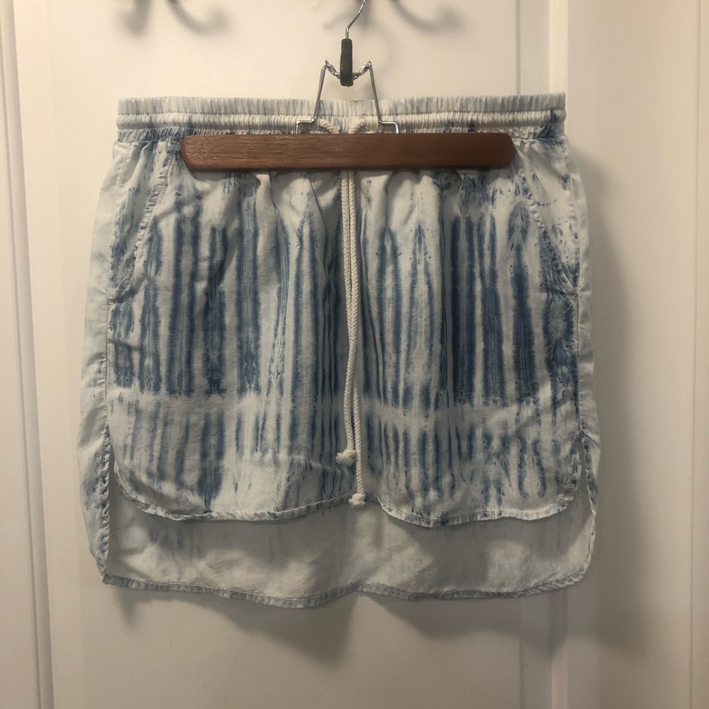 Cloth & Stone white and blue tie-dye skirt